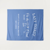 Laatste toast op het strand Bruidsmeisjesfeest  Wandkleed (Voorkant (horizontaal))