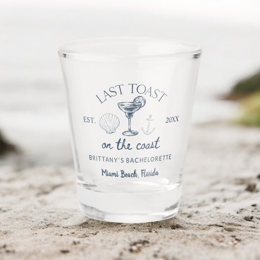 Laatste toast op het strand vrijgezellenfeest voor shot glas