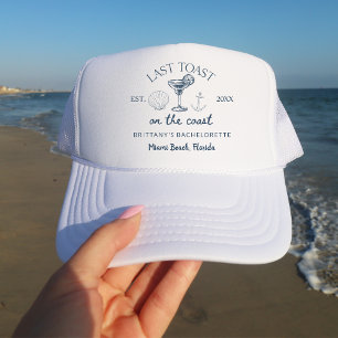 Laatste toast op het strand vrijgezellenfeest voor trucker pet