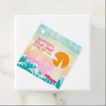 Laatste Zeil Voor De Veil Zeilboot En Zonsondergan Bedankjes Labels<br><div class="desc">Help er een vrijgezellenfeest van te maken om te onthouden met gepersonaliseerde feestartikelen. Deze labels zijn klaar om te worden gepersonaliseerd met de naam van de bruid en bevatten de leuke slogan LAST SAIL BEFORE THE VEIL in roze letters, samen met een afbeelding van een zeilboot op het water tegen...</div>