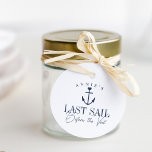 Laatste zeiltocht voor de sluier Naautical vrijgez Bedankjes Labels<br><div class="desc">Zet de toon voor je nautische of boot-vrijgezellenfeest met deze leuke, gepersonaliseerde ronde favorietlabels. Het ontwerp bevat een illustratie van een schip in navyblauw met een klein hart erboven en twee regels aangepaste tekst eronder; weergegeven met "Laatste zeiltocht voor de sluier". Voeg de naam van de bruid toe in een...</div>