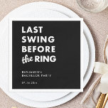 Laatste Zwang Voor de Ring Bachelor Party Minimaal Servet<br><div class="desc">Zet de toon met dit opvallende bord "Laatste swing voor de ring", met moderne typografie op een slanke zwarte achtergrond. Perfect voor welkomsttafels, barruimtes of feestdecoratie, het voegt een scherp en samenhangend uiterlijk toe aan je golf-thema vrijgezellenfeest. Personaliseer met de naam van de bruidegom en de datum van het evenement...</div>