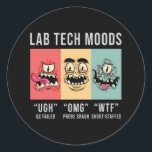 Lab Tech Moods Laboratory Science Technicia Gift Ronde Sticker<br><div class="desc">Deze grappige laboratoriumtechnicus ontwerpt voor vrouwen en mannen die van hun laboratorium- en wetenschappelijke baan houden. Show dat je een trotse labtechnologie bent. Op het laboratoriummotief is het citaatLab Tech Moods.</div>