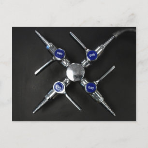 Laboratoriumgaskleppen op de laboratoriumbank briefkaart