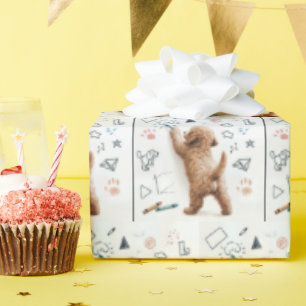 Labradoodle doedelen met krijtjes cadeaupapier