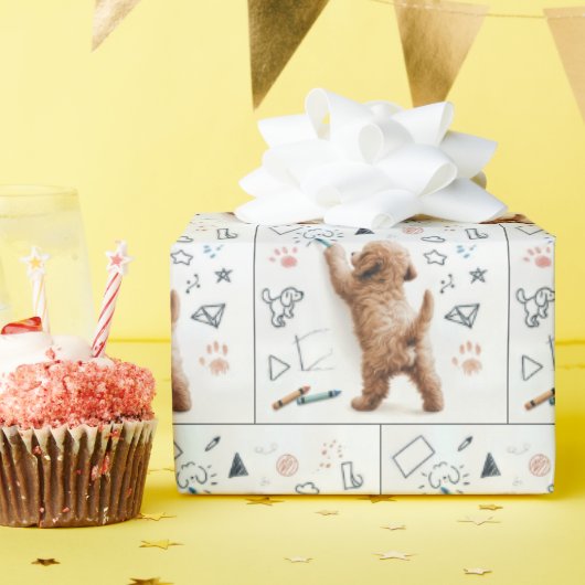 Labradoodle doedelen met krijtjes cadeaupapier (Verjaardagsfeest)