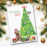 Labradoodle Hond, Vogel en Kerstboom Feestdagen Kaart<br><div class="desc">Op de voorkant van deze kerstkaart draagt een schattige Labradoodle dog een rood-wit Sinterklaasfeest pet terwijl hij naast een kerstboom zit. Licht verpakte cadeaupakketten zijn verspreid over, en een goudvink landt op de kerstboom. De rode en groene tekst zegt "Christmas JOY". Binnen is gestileerde tekst die VROLIJK KERSTMIS zegt, en...</div>