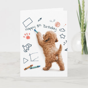 Labradoodle krabbelt voor een 5e verjaardag kaart