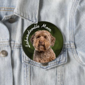 Labradoodle mama met groene achtergrond ronde button 4,0 cm (In situ)