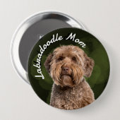 Labradoodle mama met groene achtergrond ronde button 4,0 cm (Voorkant /achterkant)
