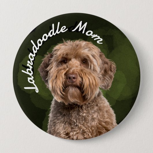Labradoodle mama met groene achtergrond ronde button 4,0 cm (Voorkant)
