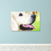 Labrador And Butterfly Throw Pillow Canvas Afdruk (Insitu (Houten vloer))