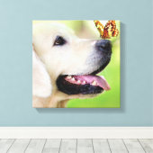 Labrador And Butterfly Throw Pillow Canvas Afdruk (Insitu (Houten vloer))