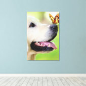 Labrador And Butterfly Throw Pillow Canvas Afdruk (Insitu (Houten vloer))