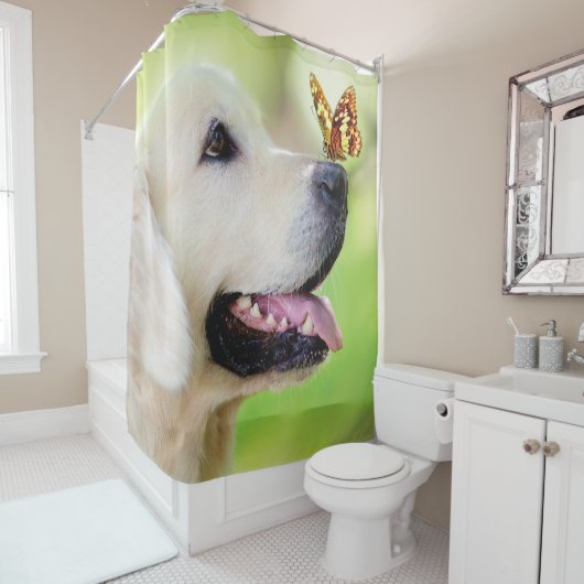 Labrador And Butterfly Throw Pillow Douchegordijn (In situ)