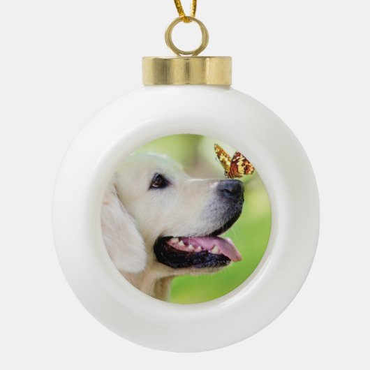 Labrador And Butterfly Throw Pillow Keramische Bal Ornament (Voorkant)