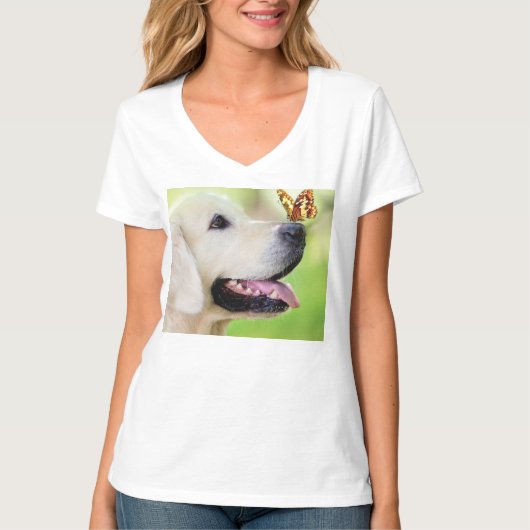 Labrador And Butterfly Throw Pillow T-shirt (Voorkant)