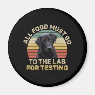 Labrador geeft alle voedsel dat naar het lab moet magneet