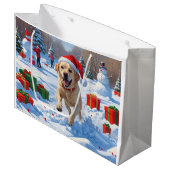 Labrador hond loopt in de sneeuw met kerst Pet Groot Cadeauzakje (Voorkant Gekanteld)