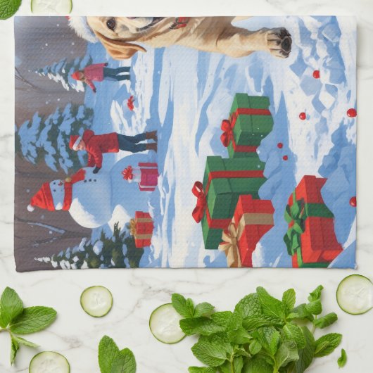 Labrador hond loopt in de sneeuw met kerst Pet Theedoek (Gevouwen)