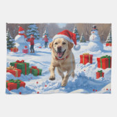 Labrador hond loopt in de sneeuw met kerst Pet Theedoek (Horizontaal)