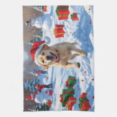 Labrador hond loopt in de sneeuw met kerst Pet Theedoek (Verticaal)