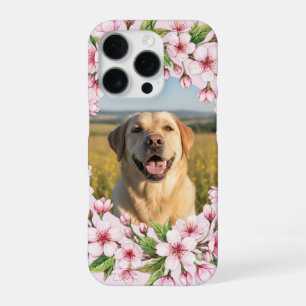 Labrador-hond op foto met kersenbloesemkrans iPhone 16 pro hoesje