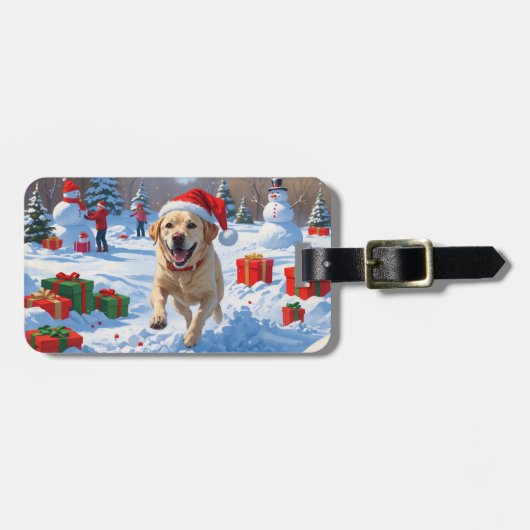 Labrador-hond rent in de sneeuw met kerstmuts bagagelabel (Voorkant horizontaal)