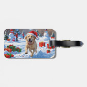 Labrador-hond rent in de sneeuw met kerstmuts bagagelabel (Achterkant horizontaal)