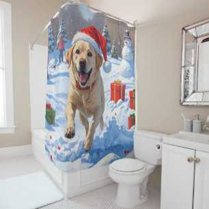 Labrador-hond rent in de sneeuw met kerstmuts douchegordijn