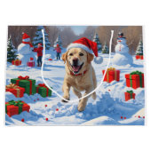 Labrador-hond rent in de sneeuw met kerstmuts groot cadeauzakje (Voorkant)