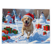 Labrador-hond rent in de sneeuw met kerstmuts groot cadeauzakje (Achterkant)