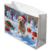Labrador-hond rent in de sneeuw met kerstmuts groot cadeauzakje (Achterkant Gekanteld)