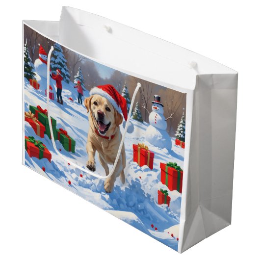 Labrador-hond rent in de sneeuw met kerstmuts groot cadeauzakje (Voorkant Gekanteld)