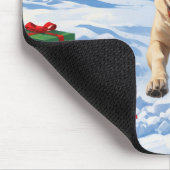 Labrador-hond rent in de sneeuw met kerstmuts muismat (Hoek)