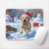 Labrador-hond rent in de sneeuw met kerstmuts muismat (Met muis)