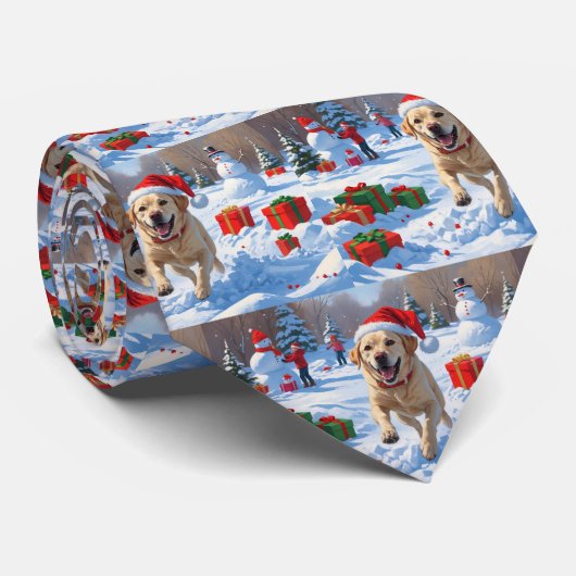Labrador-hond rent in de sneeuw met kerstmuts stropdas (Opgerold)
