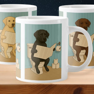 Labrador lezen krant op het toilet grote koffiekop