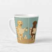 Labrador lezen krant op het toilet latte mok (Linkerhoek)
