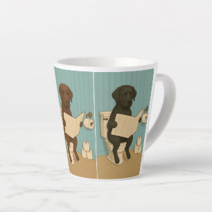 Labrador lezen krant op het toilet latte mok