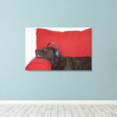 Labrador met hoofdtelefoon op de bank canvas afdruk (Insitu (Houten vloer))
