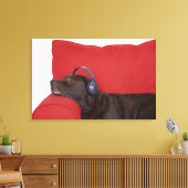 Labrador met hoofdtelefoon op de bank canvas afdruk (Insitu (Woonkamer))