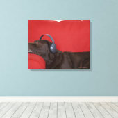 Labrador met hoofdtelefoon op de bank canvas afdruk (Insitu (Houten vloer))