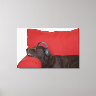 Labrador met hoofdtelefoon op de bank canvas afdruk