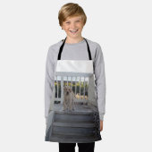 Labrador puppy op trap, Kinder full print Schort (Gedragen)