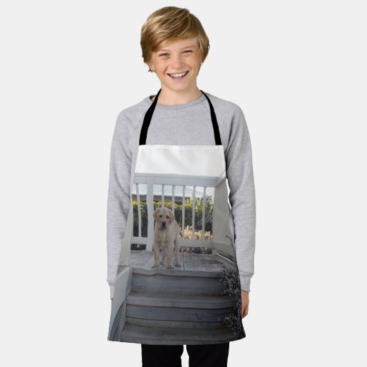 Labrador puppy op trap, Kinder full print Schort (Gedragen)