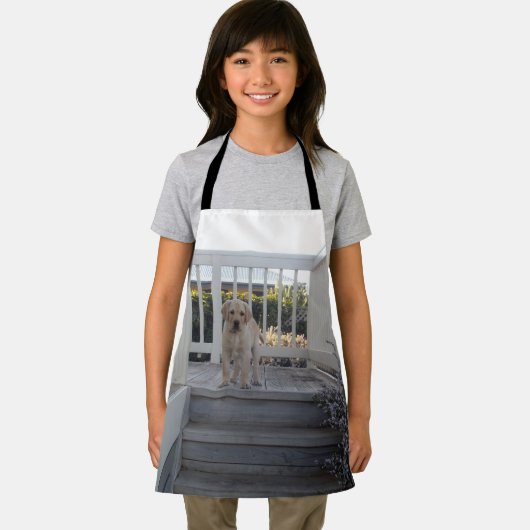 Labrador puppy op trap, Kinder full print Schort (Insitu)