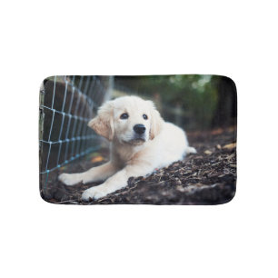 Labrador puppy play in de tuin badmat