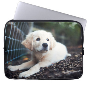 Labrador puppy play in de tuin laptop sleeve