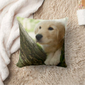 Labrador Puppy Sitting in een bosgebied Kussen (Deken)